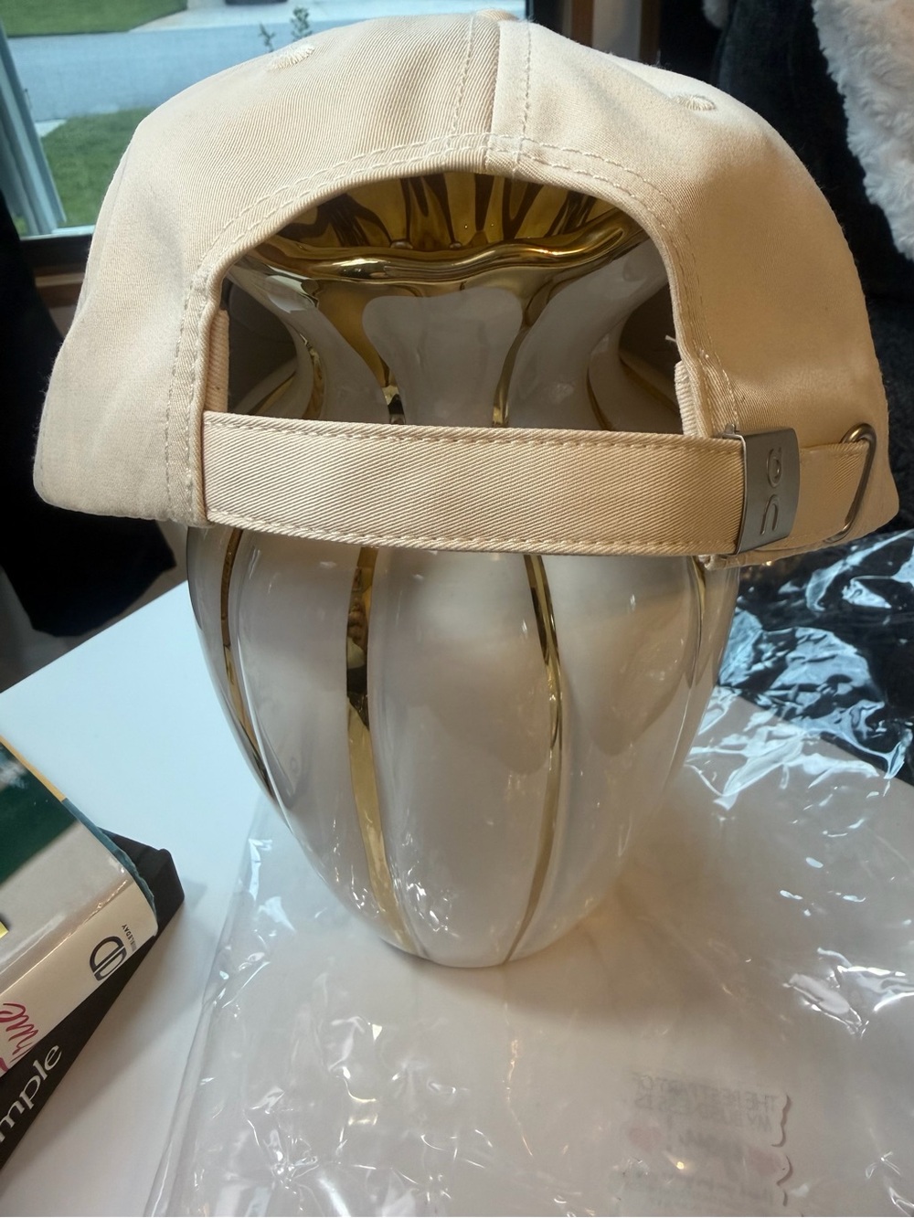 On Running Cream Curved-Brim Cap - Picture 7 of 9